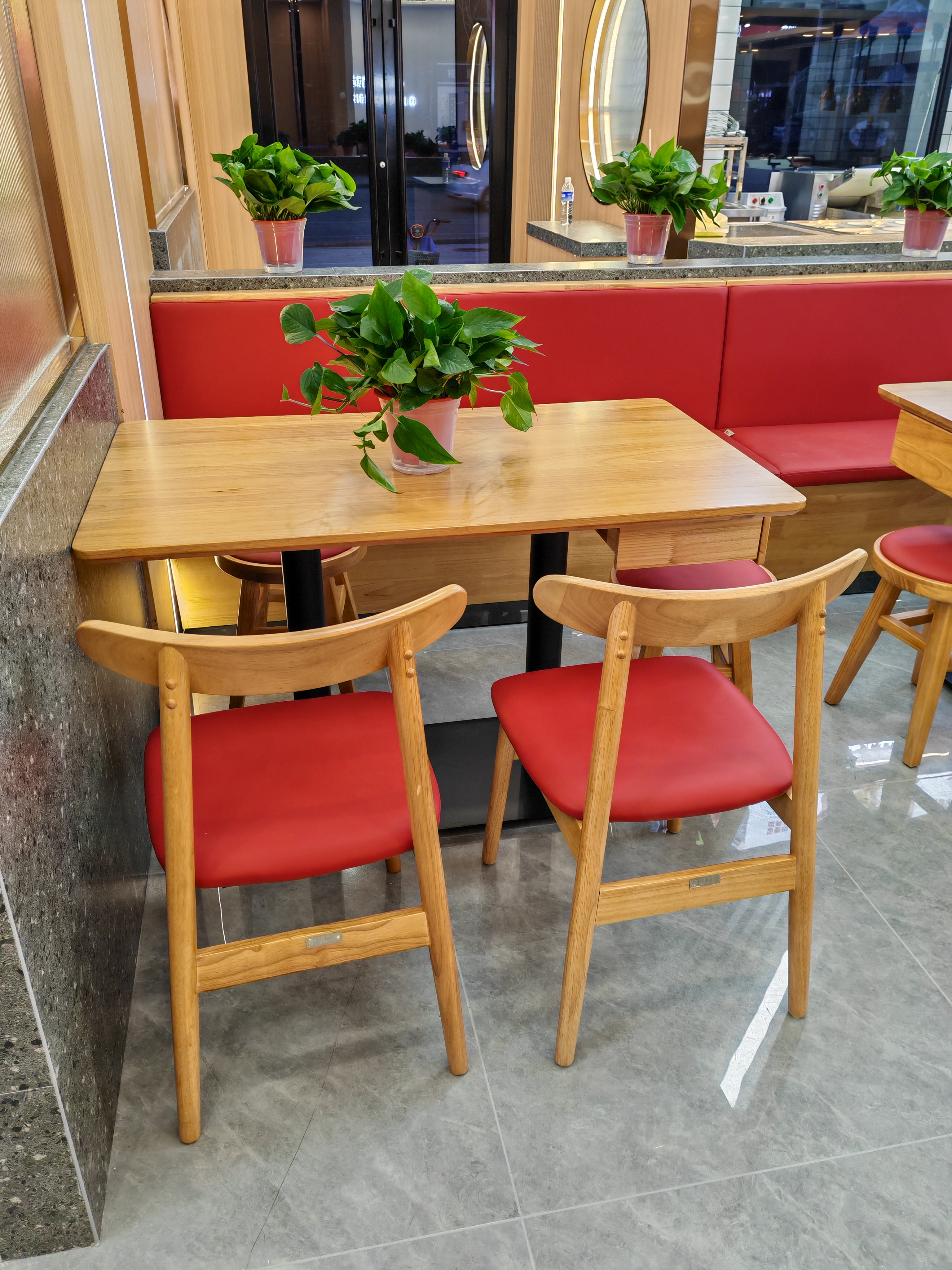 創意餐廳設計如何搭配餐飲家具